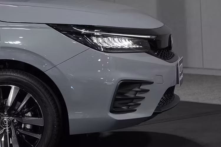Đi cùng với những màu sơn mới, trong đó là màu Xám “Meteoroid Grey Metallic” mới, vốn đã được Honda Thái Lan dùng trên Civic hatchback RS trước đó.
