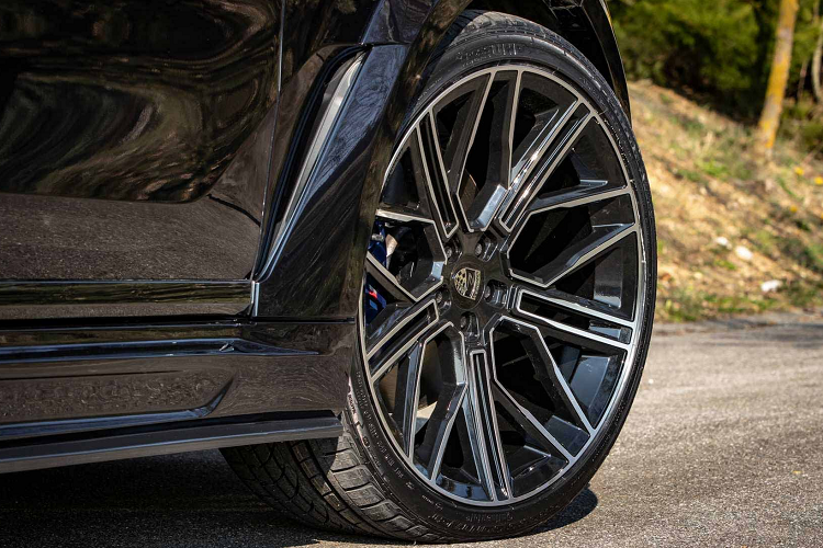 Nếu khách hàng chưa thấy thỏa mãn, Lumma Design cung cấp thêm gói độ CLR 24 RS bao gồm thêm bộ la zăng kích thước 10 × 24 inch bánh trước và kích thước 13 × 24 inch bánh sau. Tất cả được bọc trong bộ lốp hiệu suất cao có chiều rộng lần lượt là 295 và 355. Một gói độ khác hiền hơn với bộ mâm đường kính 23 inch, được gọi là CLR 23 LR.