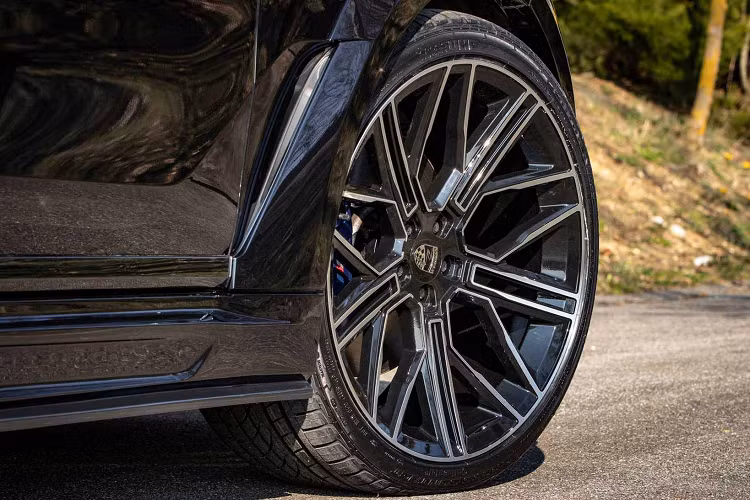 Nếu khách hàng chưa thấy thỏa mãn, Lumma Design cung cấp thêm gói độ CLR 24 RS bao gồm thêm bộ la zăng kích thước 10 × 24 inch bánh trước và kích thước 13 × 24 inch bánh sau. Tất cả được bọc trong bộ lốp hiệu suất cao có chiều rộng lần lượt là 295 và 355. Một gói độ khác hiền hơn với bộ mâm đường kính 23 inch, được gọi là CLR 23 LR.