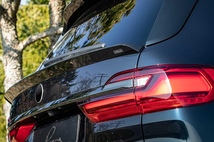 Cụ thể hơn, mẫu xe SUV BMW X7 mới có thể được điều chỉnh theo từng sở thích của khách hàng, với một loạt trang trí bằng da, đi kèm bằng bàn đạp nhôm và thảm sàn thêu độc quyền.