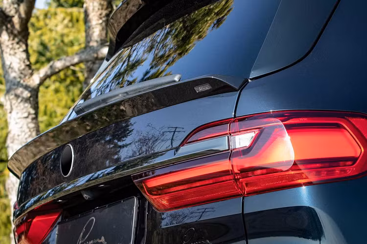 Cụ thể hơn, mẫu xe SUV BMW X7 mới có thể được điều chỉnh theo từng sở thích của khách hàng, với một loạt trang trí bằng da, đi kèm bằng bàn đạp nhôm và thảm sàn thêu độc quyền.