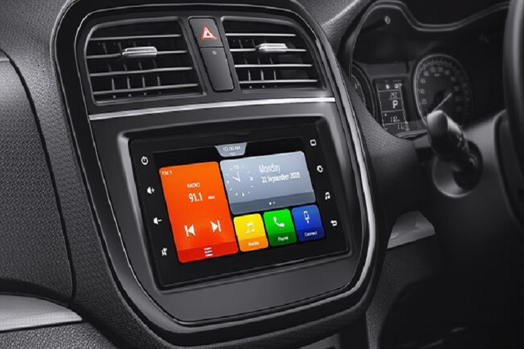 Mẫu SUV cỡ B nhà Toyota có những trang bị nội thất đáng chú ý như nút bấm khởi động máy, điều hòa tự động, màn hình cảm ứng 7 inch của hệ thống thông tin giải trí Smart Playcast, hỗ trợ Apple CarPlay/Android Auto, hệ thống định vị dựa trên điện thoại thông minh và gương chiếu hậu chống chói. Thêm vào đó là hệ thống kiểm soát hành trình, cổng USB/AUX, vô lăng tích hợp phím chức năng và cần gạt nước tự động.