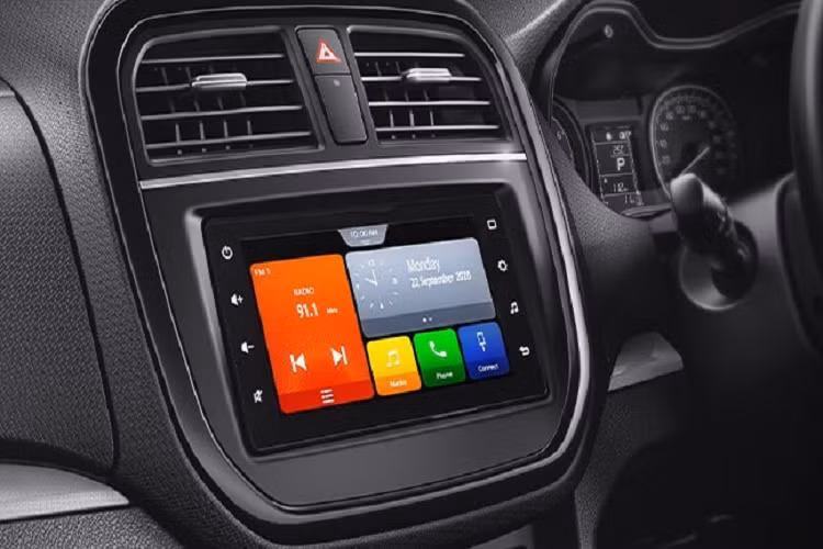 Mẫu SUV cỡ B nhà Toyota có những trang bị nội thất đáng chú ý như nút bấm khởi động máy, điều hòa tự động, màn hình cảm ứng 7 inch của hệ thống thông tin giải trí Smart Playcast, hỗ trợ Apple CarPlay/Android Auto, hệ thống định vị dựa trên điện thoại thông minh và gương chiếu hậu chống chói. Thêm vào đó là hệ thống kiểm soát hành trình, cổng USB/AUX, vô lăng tích hợp phím chức năng và cần gạt nước tự động.