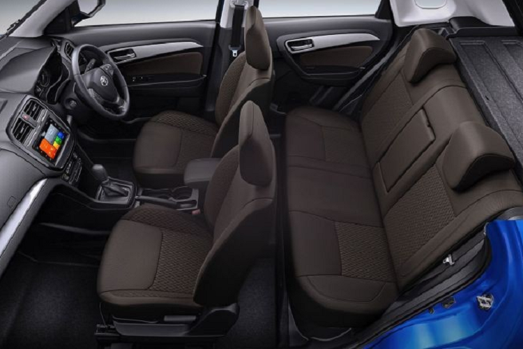 Bên trong Toyota Urban Cruiser là không gian nội thất màu đen phối nâu khác với Suzuki Vitara. Trong khi đó, những chi tiết còn lại của nội thất lại giống hệt Suzuki Vitara.