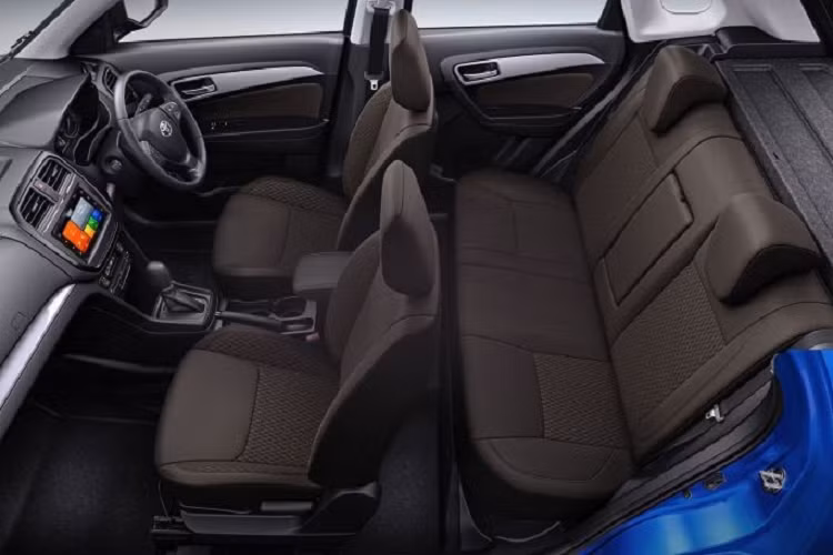 Bên trong Toyota Urban Cruiser là không gian nội thất màu đen phối nâu khác với Suzuki Vitara. Trong khi đó, những chi tiết còn lại của nội thất lại giống hệt Suzuki Vitara.