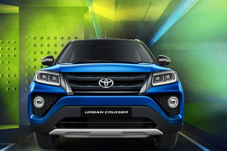 Theo đó, Toyota Urban Cruiser được trang bị lưới tản nhiệt trước với 2 nan nằm ngang, không giống Suzuki Vitara Brezza. Ngoài ra, mẫu SUV cỡ B của Toyota còn có cụm đèn pha LED chia làm 2 ngăn, tích hợp dải đèn LED định vị ban ngày kiêm đèn xi-nhan. Trên cản va xuất hiện hốc đèn sương mù hình thang khá táo bạo.