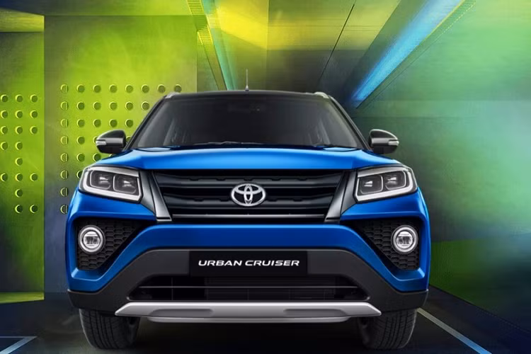 Theo đó, Toyota Urban Cruiser được trang bị lưới tản nhiệt trước với 2 nan nằm ngang, không giống Suzuki Vitara Brezza. Ngoài ra, mẫu SUV cỡ B của Toyota còn có cụm đèn pha LED chia làm 2 ngăn, tích hợp dải đèn LED định vị ban ngày kiêm đèn xi-nhan. Trên cản va xuất hiện hốc đèn sương mù hình thang khá táo bạo.