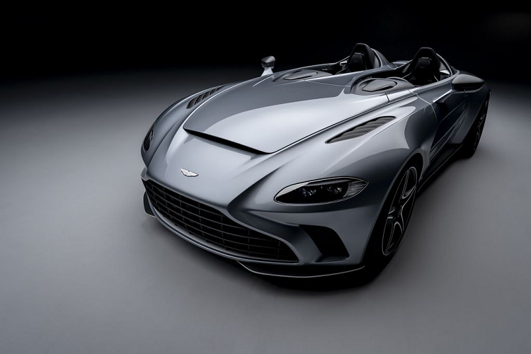 Vậy là với V12 Speedster, hãng siêu xe Aston Martin sẽ có thêm trong đội hình một chiếc siêu xe bespoke thế hệ mới, một chiếc xe hoàn toàn không có mui, sẵn sàng tham gia tranh đấu với các đối thủ như Mclaren Elva hay Ferrari Monza.