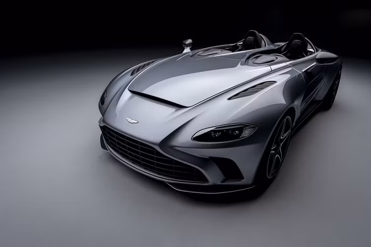 Vậy là với V12 Speedster, hãng siêu xe Aston Martin sẽ có thêm trong đội hình một chiếc siêu xe bespoke thế hệ mới, một chiếc xe hoàn toàn không có mui, sẵn sàng tham gia tranh đấu với các đối thủ như Mclaren Elva hay Ferrari Monza.