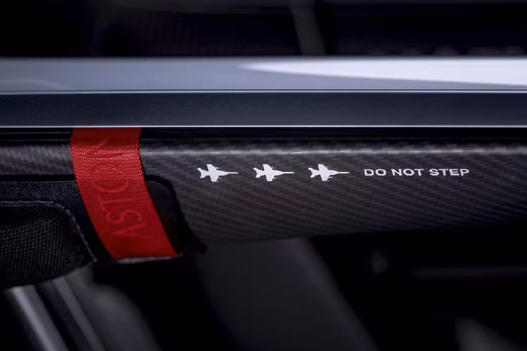 “Chiếc xe hoạt động ăn khớp với mọi cấp độ, mang đến trải nghiệm lái chính xác, sự nhanh nhẹn và đĩnh đạc của một mẫu xe sở hữu sức mạnh dồi dào từ khối động cơ V12 tăng áp 5,2 lít của Aston Martin. Đây sẽ là một trải nghiệm lái tinh khiết, thuần túy nhất từ trước tới giờ.”