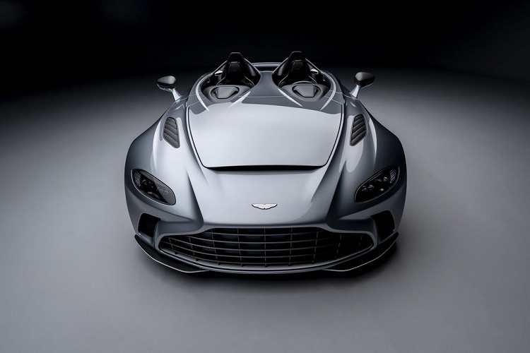 Chiếc Aston Martin V12 Speedster mới này được lấy cảm hứng từ lịch sử lâu đời của hãng xe Anh Quốc trên đường đua và sẽ được sản xuất bởi bộ phận Q với số lượng giới hạn chỉ 88 chiếc, với mức giá khởi điểm từ 1 triệu USD (23,2 tỷ đồng).