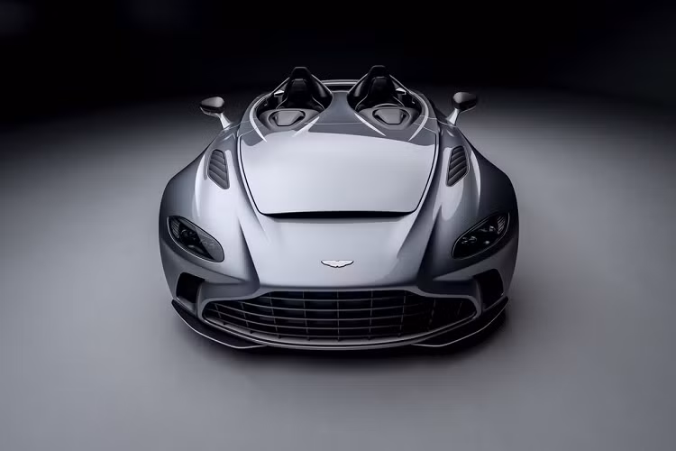 Chiếc Aston Martin V12 Speedster mới này được lấy cảm hứng từ lịch sử lâu đời của hãng xe Anh Quốc trên đường đua và sẽ được sản xuất bởi bộ phận Q với số lượng giới hạn chỉ 88 chiếc, với mức giá khởi điểm từ 1 triệu USD (23,2 tỷ đồng).