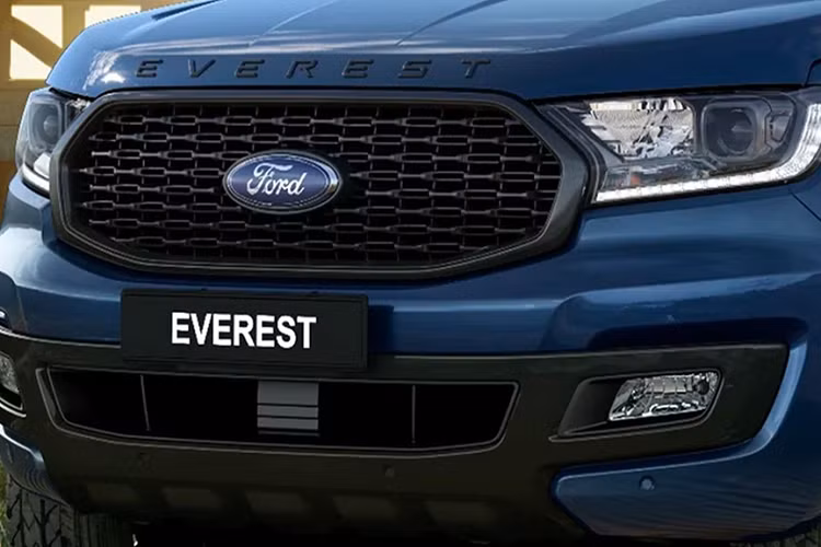 Bên cạnh Everest BaseCamp, Ford Australia còn tung ra phiên bản dẫn động cầu sau của Everest Sport. Năm ngoái, hãng xe Mỹ ra mắt Everest Sport với hệ dẫn động 4 bánh. Về động cơ, bản dẫn động cầu sau vẫn dùng động cơ tăng áp kép 2.0L của phiên bản dẫn động 4 bánh. Động cơ này sản sinh công suất 210 mã lực và mô-men xoắn 500 Nm.