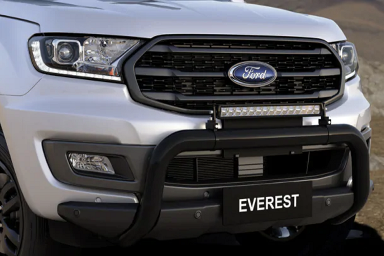 Với mức chênh lệch tương đối lớn, mẫu xe SUV Ford Everest BaseCamp được trang bị thêm dàn phụ kiện phục vụ off-road. Xe có ba-ga mui, cản trước đường kính 76 mm, ống thở, dải đèn LED trợ sáng và bộ tời kéo có thể đáp ứng khối lượng hơn 3 tấn.