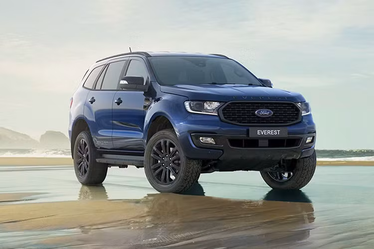 Cả 2 phiên bản Everest vừa ra mắt đều đi kèm các tính năng an toàn như 7 túi khí, phanh tự động khẩn cấp tích hợp phát hiện người đi bộ, hỗ trợ giữ làn, cảnh báo lệch làn, kiểm soát hành trình, camera lùi, cảm biến đỗ xe phía sau, nhận diện biển báo...