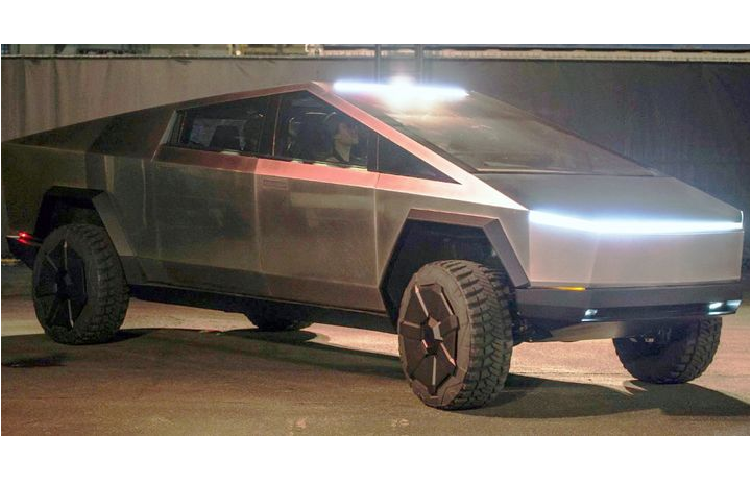 Vào tháng 4 năm nay, Elon Musk từng lên Twitter nói rằng Tesla Cybertruck bản sản xuất sẽ nhỏ hơn, cụ thể, ngoại thất sẽ giảm 3% kích thước, còn nội thất giảm 1,5%, đủ để chiếc xe vừa với các nhà để xe thông thường mà vẫn đủ không gian bên trong để đánh bại các đối thủ - những chiếc xe tải động cơ đốt trong.