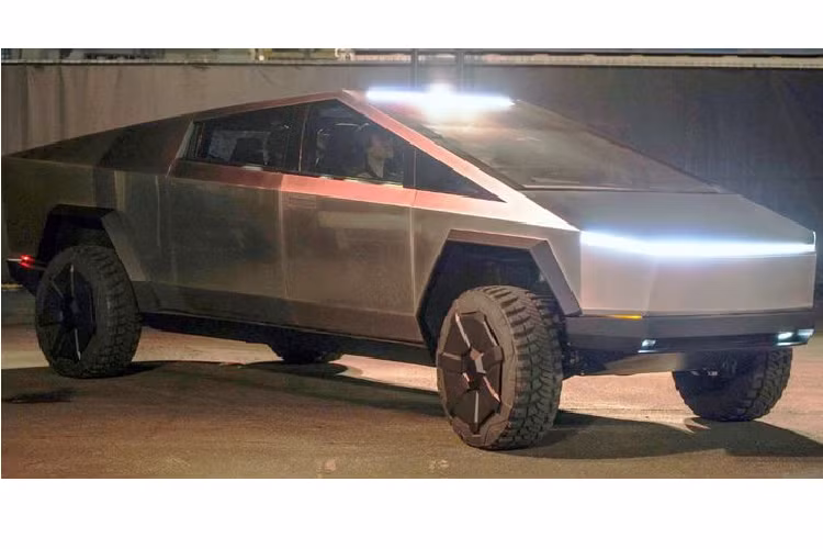 Vào tháng 4 năm nay, Elon Musk từng lên Twitter nói rằng Tesla Cybertruck bản sản xuất sẽ nhỏ hơn, cụ thể, ngoại thất sẽ giảm 3% kích thước, còn nội thất giảm 1,5%, đủ để chiếc xe vừa với các nhà để xe thông thường mà vẫn đủ không gian bên trong để đánh bại các đối thủ - những chiếc xe tải động cơ đốt trong.