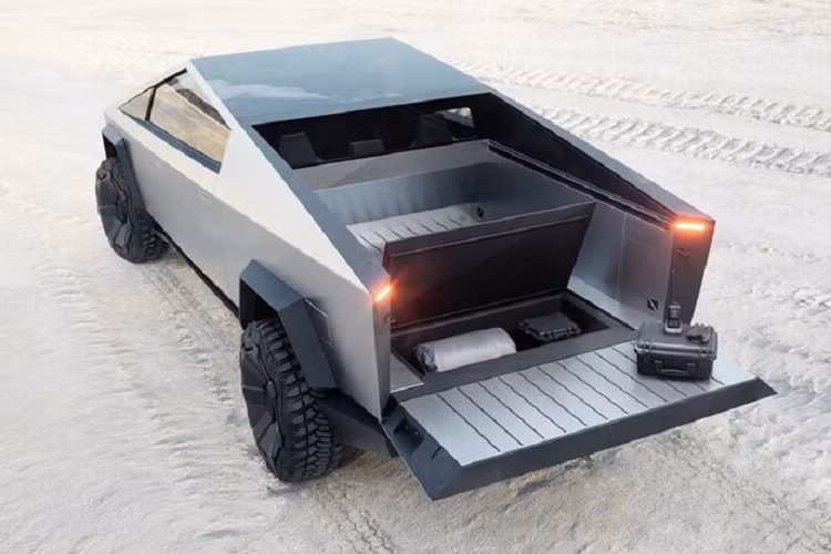 Thế nhưng mới đây, Musk đã có suy nghĩ khác, ông thông báo rằng Cybertruck sẽ không nhỏ hơn. Nếu nhỏ hơn 3% thì sẽ có khá nhiều mẫu bán tải khác có cùng kích thước đó và Tesla không thích như vậy. Ông cũng nói thêm rằng Tesla có thể làm một chiếc xe tải nhỏ hơn cho khách hàng, nó sẽ chặt chẽ hơn ở nhiều điểm.