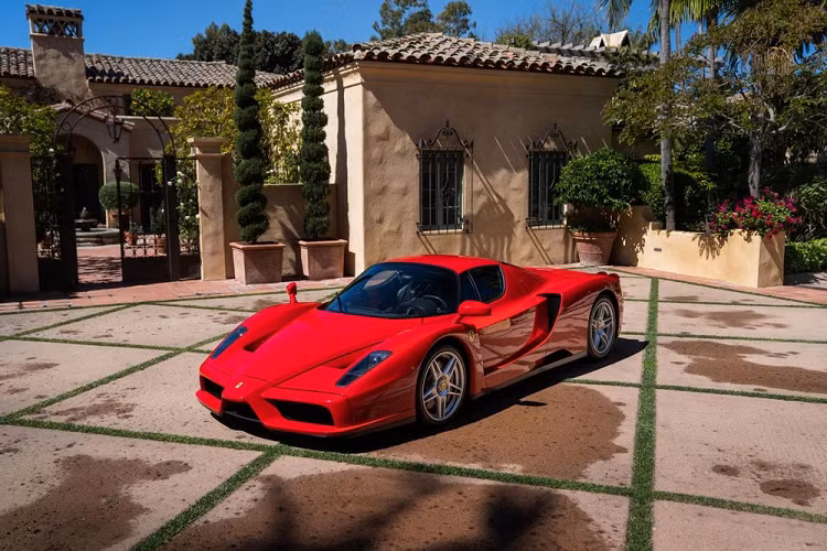 Trước khi mẫu siêu xe LaFerrari chào đời, hãng Ferrari đã có nhiều năm tháng huy hoàng với dòng xe hypercar Enzo. Trong suốt vòng đời của mình bắt đầu từ năm 2002, có tổng cộng 400 chiếc siêu xe Ferrari Enzo ra đời và cho đến tận hôm nay, Enzo vẫn là 1 trong những chiếc siêu xe đáng thèm khát nhất trên thế giới.