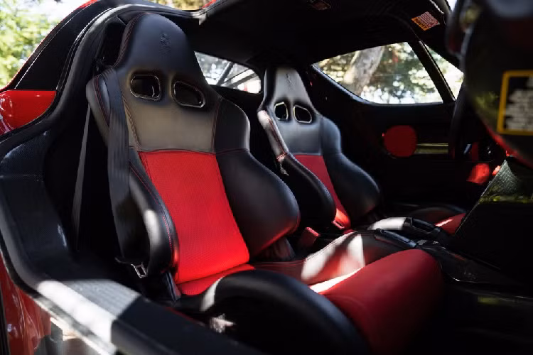 Tuy nhiên nội thất của chiếc siêu xe Ferrari Enzo này lại khá độc đáo khi là số hiếm có ghế ngồi bọc da hai màu đen và đỏ rất đẹp mắt, cá tính. Các chi tiết da màu đen bọc trong khoang lái có chỉ khâu tương phản màu đỏ. Ngoài ra còn có nhiều chi tiết ốp carbon.