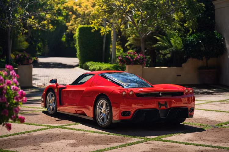 Chiếc Ferrari Enzo này hiện đang thuộc sở hữu của một nhà sưu tập siêu xe ở California và số đồng hồ công tơ mét của xe có chỉ 1.250 Miles, tương đương 2.011 km. Mặc dù số dặm thấp, nhưng chiếc Ferrari Enzo đã trải qua dịch vụ bảo dưỡng chính 25.000 miles, tương đương 40.000 km vào năm 2015 để đảm bảo xe ở tình trạng tốt nhất và hoàn hảo như khi rời khỏi nhà máy Ferrari vào năm 2003 để bàn giao cho chủ nhân.