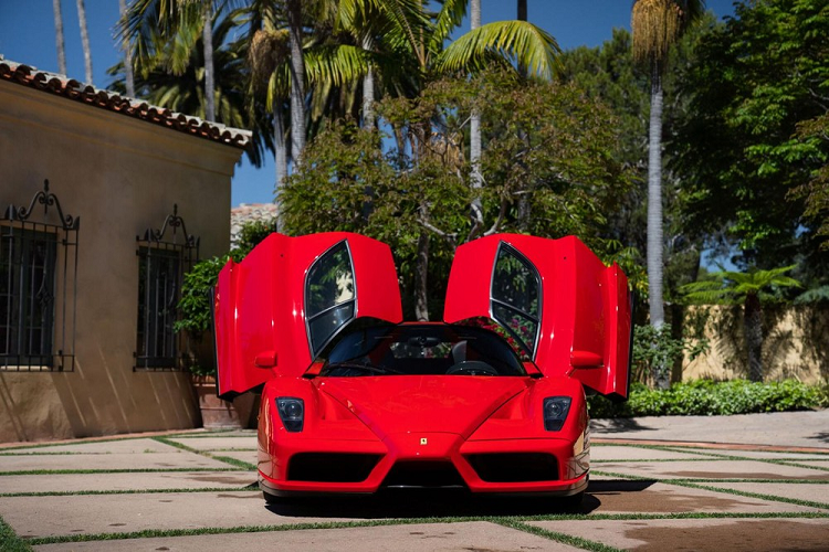 Hiện mức giá thầu trả cao nhất cho chiếc siêu xe Ferrari Enzo này là 1,92 triệu đô la, được biết, xe sản xuất từ năm 2003, cụ thể là vào ngày 25/8/2003, chiếc Ferrari Enzo triệu đô này được đại lý của hãng siêu xe Ý ở San Francisco bàn giao cho chủ nhân và nó vẫn hiện diện trong bộ sưu tập xe của anh ta cho đến năm 2018.