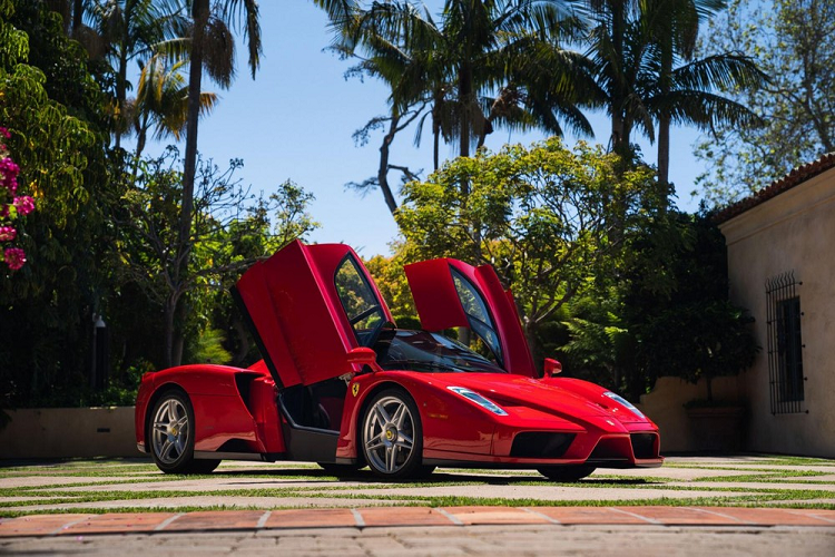 Nếu LaFerrari quá đắt đỏ, Ferrari Enzo hàng hiếm cũng là lựa chọn không tồi cho các đại gia chơi xe. Chiếc xe trong bài biết này sẽ sớm được mang đi đấu giá và ước tính sẽ thu về số tiền là 2,6 triệu đến 2,9 triệu đô la. Đây chỉ là con số dự kiến của nhà thầu đấu giá và tình hình thực tế có thể sẽ thấp hơn rất nhiều. Đơn giản là giá tiền đó các nhà giàu có thể mở thêm chút hầu bao là có ngay lựa chọn LaFerrari.