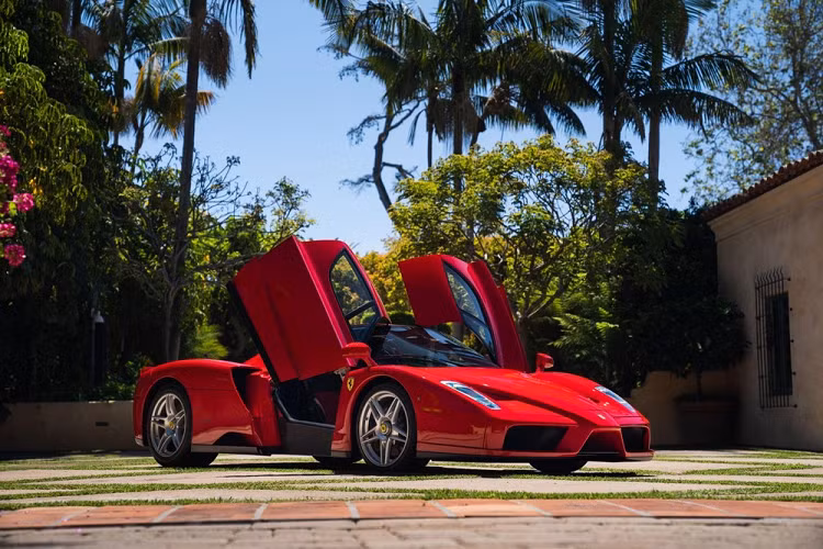 Nếu LaFerrari quá đắt đỏ, Ferrari Enzo hàng hiếm cũng là lựa chọn không tồi cho các đại gia chơi xe. Chiếc xe trong bài biết này sẽ sớm được mang đi đấu giá và ước tính sẽ thu về số tiền là 2,6 triệu đến 2,9 triệu đô la. Đây chỉ là con số dự kiến của nhà thầu đấu giá và tình hình thực tế có thể sẽ thấp hơn rất nhiều. Đơn giản là giá tiền đó các nhà giàu có thể mở thêm chút hầu bao là có ngay lựa chọn LaFerrari.