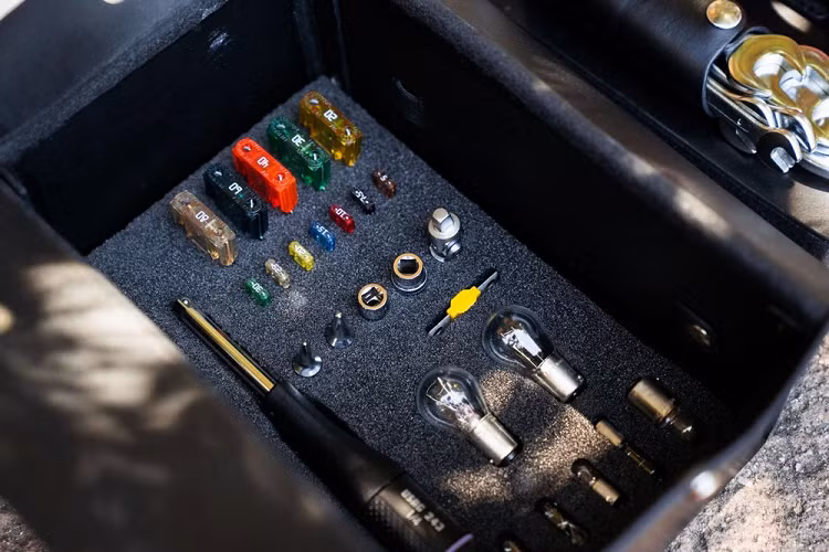 Phụ tùng đi theo chiếc siêu xe Ferrari Enzo đang được rao bán. Ban đầu hãng siêu xe Ferrari chỉ sản xuất 349 chiếc dành cho các khách hàng và tất cả đều có chủ nhân đặt mua. Sau đó, hãng sản xuất ra thêm 1 chiếc để dành cho việc thiện nguyện và thêm 50 chiếc khác do yêu cầu của khách hàng tăng cao.