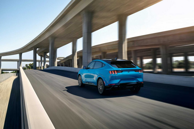 Để hỗ trợ khách hàng mua Mustang Mach-E và Mach-E GT trên khắp châu Âu, những khách đặt trước sẽ được hỗ trợ năm năm sử dụng chuỗi sạc công cộng FordPass Charging Network với hơn 155.000 trạm sạc khắp “lục địa già”. Bên cạnh đó, khách hàng cũng nhận được một năm sử dụng trạm sạc tốc tộ cao IONITY hoàn toàn miễn phí.