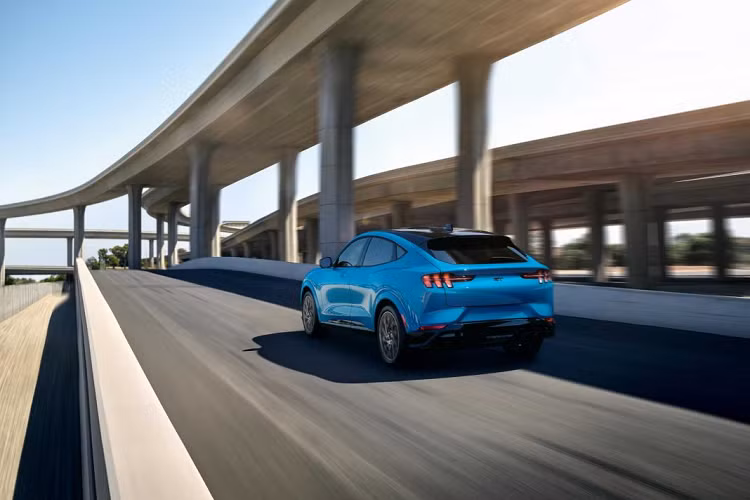 Để hỗ trợ khách hàng mua Mustang Mach-E và Mach-E GT trên khắp châu Âu, những khách đặt trước sẽ được hỗ trợ năm năm sử dụng chuỗi sạc công cộng FordPass Charging Network với hơn 155.000 trạm sạc khắp “lục địa già”. Bên cạnh đó, khách hàng cũng nhận được một năm sử dụng trạm sạc tốc tộ cao IONITY hoàn toàn miễn phí.