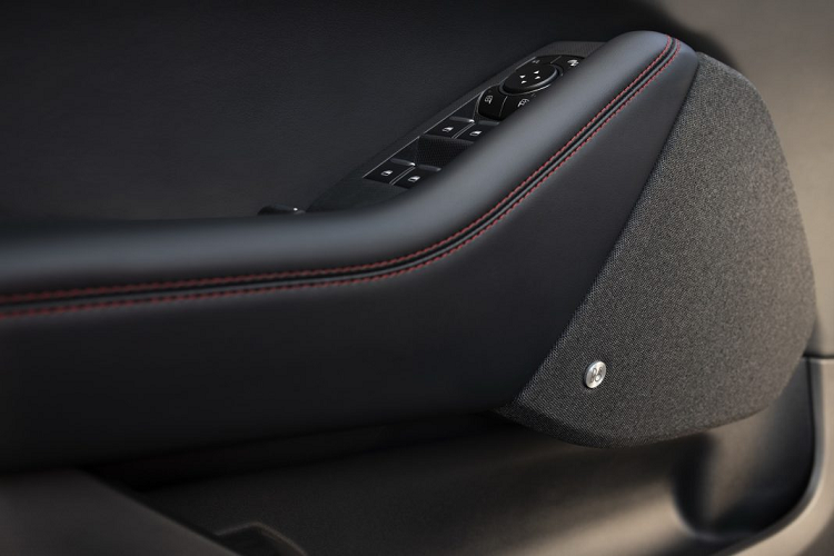 Mẫu xe này là thành quả của sự hợp tác giữa Ford Performance và bộ phận độ xe đặc biệt RTR, mang đến sức mạnh hơn 1.400 mã lực cho một chiếc xe chạy điện.