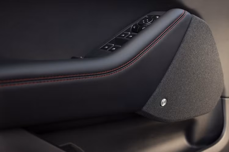 Mẫu xe này là thành quả của sự hợp tác giữa Ford Performance và bộ phận độ xe đặc biệt RTR, mang đến sức mạnh hơn 1.400 mã lực cho một chiếc xe chạy điện.