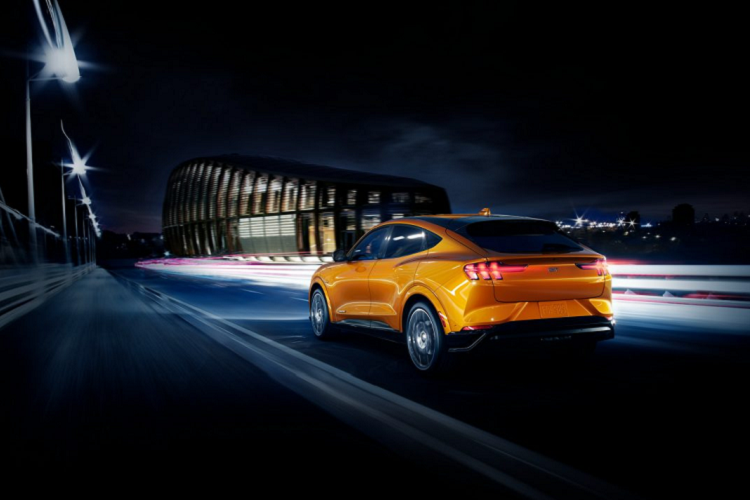 “Một chiếc là xe thương mại, chiếc còn lại là một concept đặc biệt, tuy nhiên Mustang Mach-E GT và Mach-E 1400 vẫn có nhiều điểm chung, và đó là khả năng cung cấp sức mạnh tức thời, tạo ra trải nghiệm lái đặc biệt mà phải trải qua thời gian mới có thể làm quen được,” ông Rowley kết thúc. Mức giá xe Ford Mustang Mach-E GT chạy điện tại châu Âu hiện chưa được công bố chính thức.