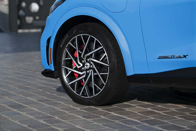 Theo Ford, Mustang Mach-E GT khi được bán ra sẽ là chiếc xe điện nhanh nhất trong phân khúc của nó tại đây. Để đạt được điều này, Ford trang bị cho Mach-E GT động cơ kép tạo ra tổng công suất 458 mã lực 830 Nm mô-men xoắn. Với sức mạnh này, Ford Mustang Mach-E GT sẽ có thể tăng tốc lên 100 km/h từ vị trí đứng yên trong chỉ 3,7 giây, ngang với đối thủ trực tiếp của nó là Tesla Model Y. Cung cấp năng lượng cho xe sẽ là viên pin dung lượng 88 kWh, mang đến khả năng di chuyển đến 500 km cho mỗi lần sạc theo chu trình WLTP.