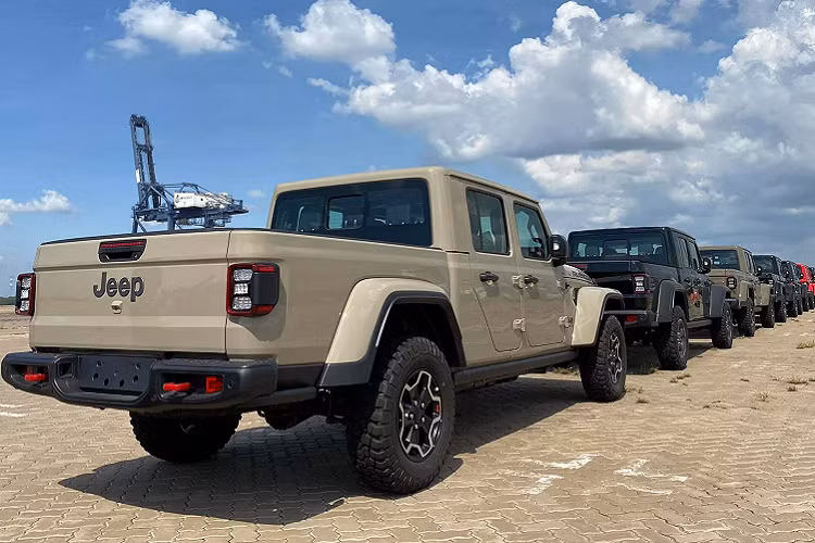 Tại thị trường Mỹ, Jeep Gladiator 2020 có giá bán khởi điểm từ 33.545 USD cho phiên bản Sport và chạm đến mức giá hơn 60.000 USD cho phiên bản Launch Edition. Trước đó, đã có vài chiếc Jeep Gladiator 2020 được đưa về Việt Nam thông qua nhập khẩu tư nhân với giá sau thuế khoảng 3,8 tỷ đồng.