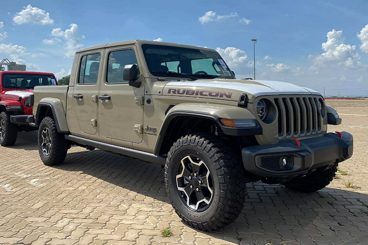Lô xe Jeep mới cập cảng Hiệp Phước, TP. HCM mới được đưa về bao gồm 2 dòng, trong đó đáng chú ý nhất là mẫu bán tải Jeep Gladiator 2020 hoàn toàn mới. Tại thị trường Mỹ, mẫu xe bán tải cỡ trung này là đối thủ của các mẫu xe như: Ford Ranger (bản Mỹ), Toyota Tacoma và Nissan Frontier.