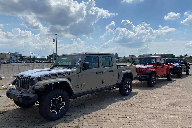 Hiện chưa rõ Jeep Wrangler mới được phân phối chính hãng tại Việt Nam sẽ sử dụng động cơ nào, khả năng cao là động cơ xăng 2.0L tăng áp để có lợi thế về giá bán (ít đánh thuế). Ngoài ra, cũng không loại trừ khả năng có phiên bản lắp động cơ xăng V6 3.6L “Pentastar” trợ lực eTorque mạnh mẽ.