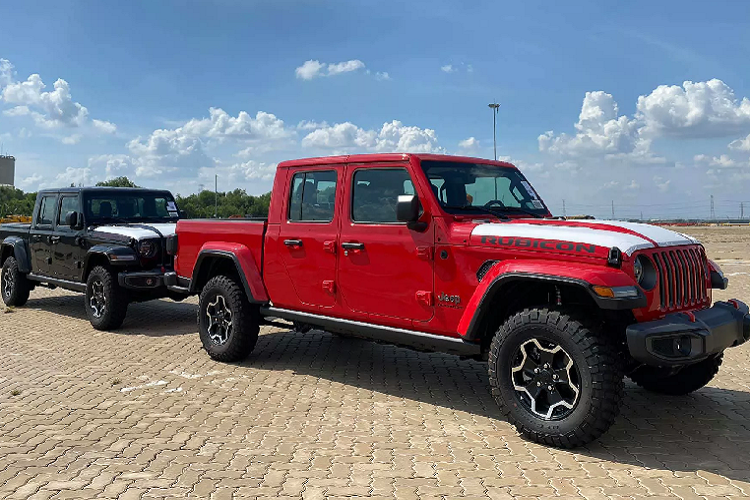 Bên cạnh dòng bán tải Gladiator 2020, thương hiệu Jeep cũng đưa về dòng SUV Wrangler nổi tiếng với nhiều phiên bản khác nhau như “Unlimited Rubicon”. Đã có nhiều chiếc Jeep Wrangler mới được đưa về nước thông qua diện nhập khẩu tư nhân, giá bán tùy thuộc vào phiên bản, trước đó một chiếc Jeep Wrangler Unlimited Rubicon 2020 (động cơ 2.0L mild-hybrid) được một đơn vị nhập khẩu xe tư nhân chào bán với giá khoảng 4 tỷ đồng.