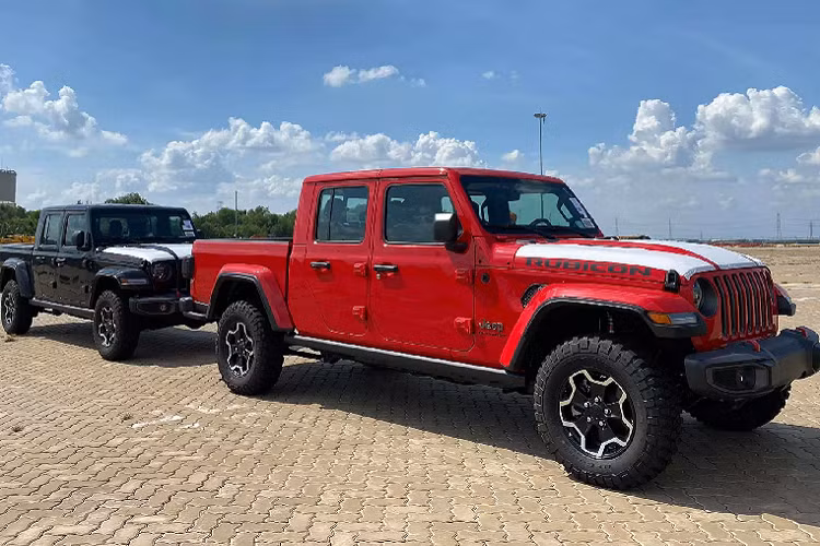 Bên cạnh dòng bán tải Gladiator 2020, thương hiệu Jeep cũng đưa về dòng SUV Wrangler nổi tiếng với nhiều phiên bản khác nhau như “Unlimited Rubicon”. Đã có nhiều chiếc Jeep Wrangler mới được đưa về nước thông qua diện nhập khẩu tư nhân, giá bán tùy thuộc vào phiên bản, trước đó một chiếc Jeep Wrangler Unlimited Rubicon 2020 (động cơ 2.0L mild-hybrid) được một đơn vị nhập khẩu xe tư nhân chào bán với giá khoảng 4 tỷ đồng.