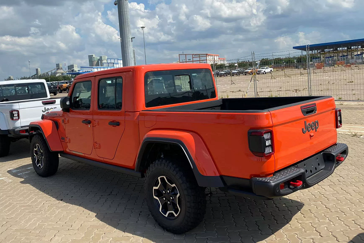 Dự đoán, giá xe Jeep chính hãng tại Việt Nam sẽ không nằm trong tầm giá của các thương hiệu xe phổ thông đến từ Nhật và Hàn. Thương hiệu Jeep chắc chắn sẽ không cạnh tranh về giá bán, đồng thời hầu hết các dòng xe của Jeep không có đối thủ “ngồi chung mâm” tại thị trường Việt. Sau khi được phân phối chính thức tại thị trường Việt, thương hiệu xe Jeep hứa hẹn sẽ thu hút và đáp ứng cho nhu cầu chơi xe địa hình của một nhóm nhỏ khách hàng yêu thích xe việt dã, đam mê lái xe chinh phục đường khó, đường off-road, khi mà trên thị trường hiện tại họ có rất ít sự lựa chọn.