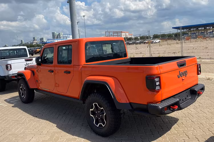 Dự đoán, giá xe Jeep chính hãng tại Việt Nam sẽ không nằm trong tầm giá của các thương hiệu xe phổ thông đến từ Nhật và Hàn. Thương hiệu Jeep chắc chắn sẽ không cạnh tranh về giá bán, đồng thời hầu hết các dòng xe của Jeep không có đối thủ “ngồi chung mâm” tại thị trường Việt. Sau khi được phân phối chính thức tại thị trường Việt, thương hiệu xe Jeep hứa hẹn sẽ thu hút và đáp ứng cho nhu cầu chơi xe địa hình của một nhóm nhỏ khách hàng yêu thích xe việt dã, đam mê lái xe chinh phục đường khó, đường off-road, khi mà trên thị trường hiện tại họ có rất ít sự lựa chọn.