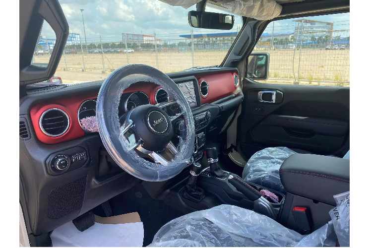 Mặc dù là xe việt dã, nhưng các mẫu xe của Jeep thế hệ mới trang bị khá nhiều tiện nghi giải trí hiện đại như màn hình cảm ứng kích thước 8,4 inch hỗ trợ kết nối Android Auto và Apple CarPlay...