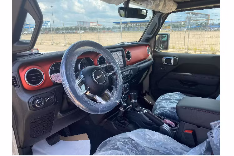 Mặc dù là xe việt dã, nhưng các mẫu xe của Jeep thế hệ mới trang bị khá nhiều tiện nghi giải trí hiện đại như màn hình cảm ứng kích thước 8,4 inch hỗ trợ kết nối Android Auto và Apple CarPlay...