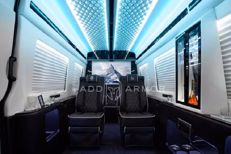 Về tiện nghi, Sprinter của AddAromor có thể trở thành một ngôi nhà di động cực kỳ an toàn với đầy đủ nhà bếp, phòng tắm và khu vực ngủ nghỉ. Một lựa chọn khác là biến chiếc xe thành căn phòng để giải trí với các màn hình lớn bên trong.