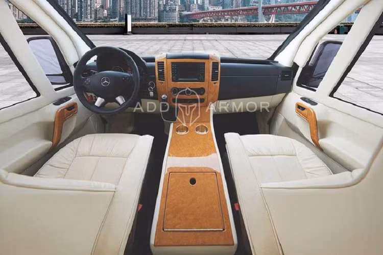 Chiếc xe được bọc thép và trang bị đủ thứ cần thiết cho một căn phòng di động, nhằm bảo vệ những vị tổng tài hay những người nổi tiếng, chính trị gia thường lo ngại về sự an toàn của họ.