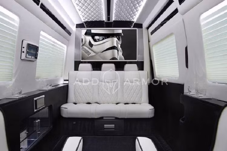 Cấu hình còn lại có các ghế màu trắng và được làm đẹp theo phong cách doanh nhân với màn hình lớn ở phía sau, tủ màu đen chạy dọc theo chiều dài các bức vách.