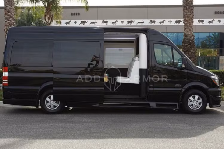 Ngoài việc "phòng vệ", chiếc Mercedes-Benz Sprinter AddAromor mới này còn có nhiều biện pháp tấn công như màn hỏa mù, ống xịt hơi cay và đại bác âm thanh. Thậm chí, AddAromor còn cung cấp cho xe tùy chọn tay nắm cửa sốc điện hay các cổng súng ẩn trong cabin và cửa thoát hiểm khẩn cấp.