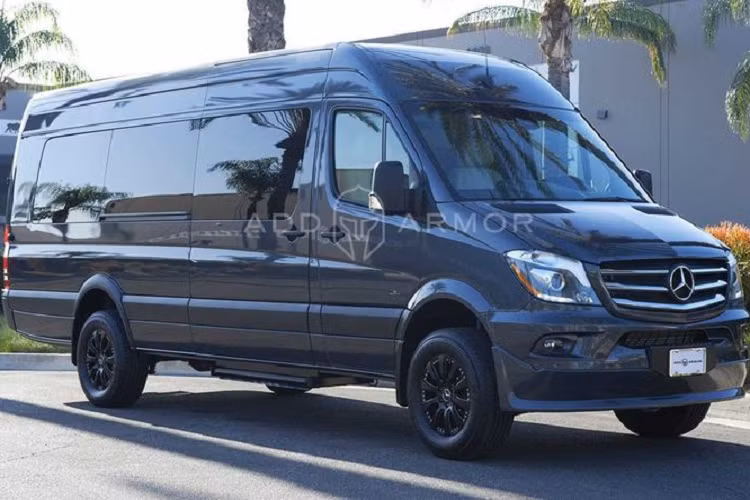 Trong khi đó, nhìn từ bên ngoài, rất khó để nhận thấy sự khác biệt giữa Sprinter của AddAromor và những chiếc Sprinter thông thường khác.