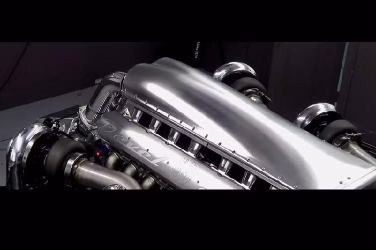 Thực tế, khối động cơ V16 12.3L trên Devel Sixteen được sản xuất dựa trên cấu tạo ghép 2 động cơ LS V8 với nhau. Kết hợp cùng với đó là 4 bộ tăng áp bổ sung nhằm gia tăng hiệu suất hoạt động.